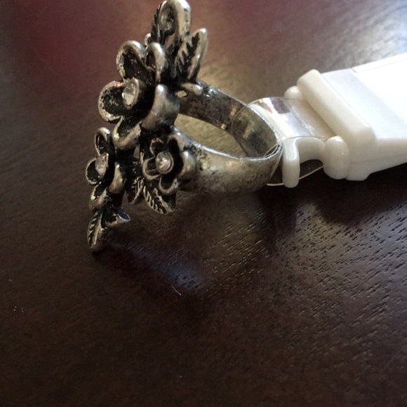 Guess Ring - Picture 3 of 6